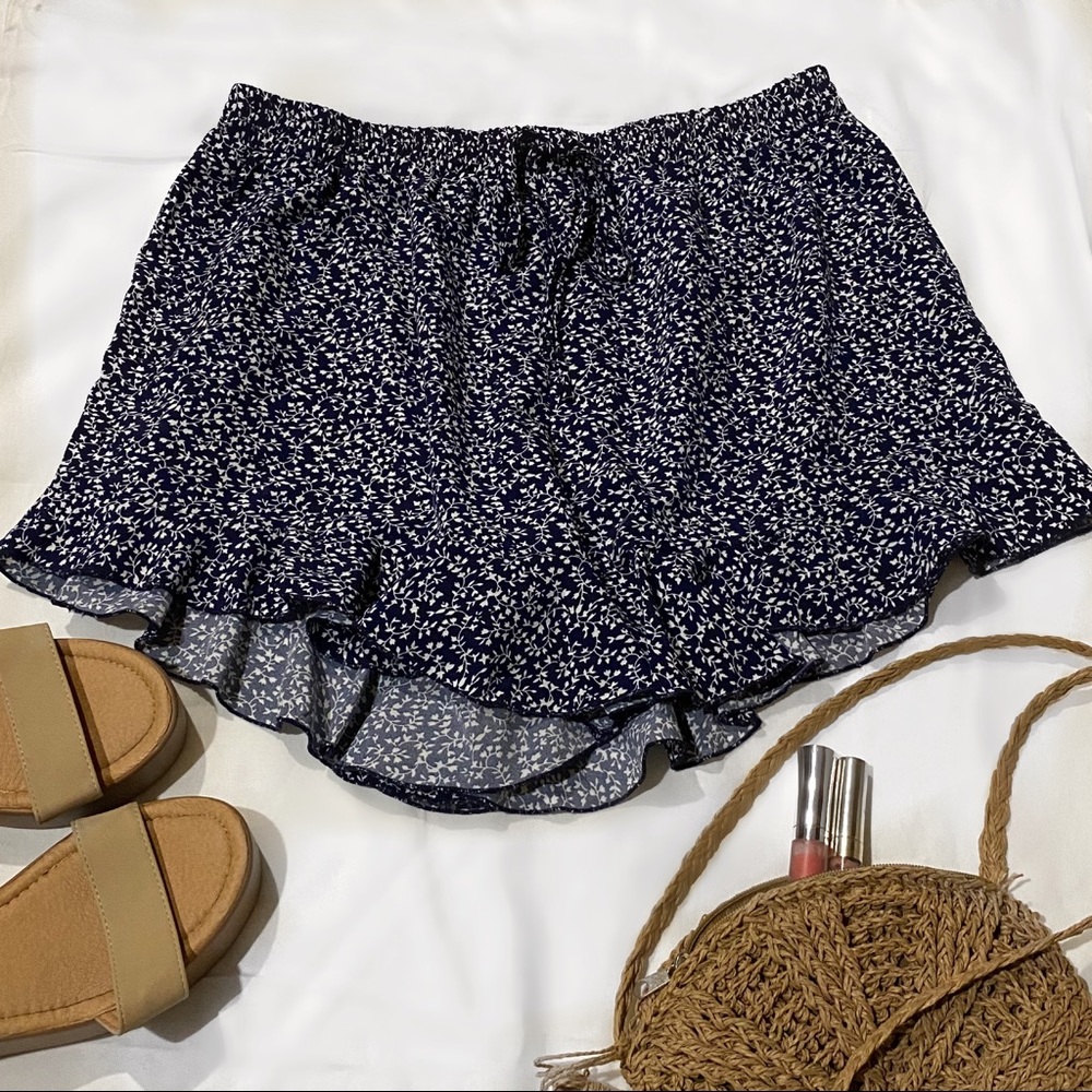 Ruffle shorts - navy floral